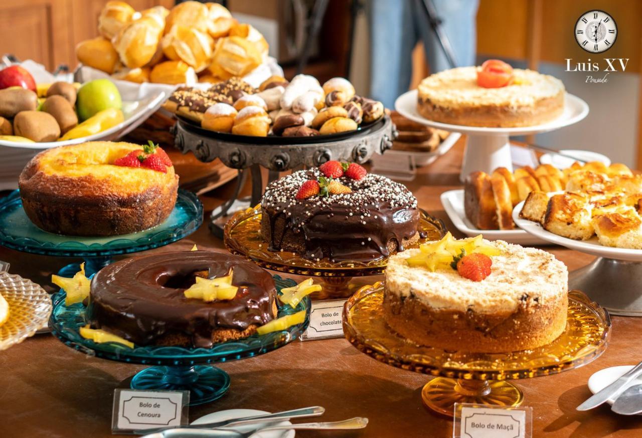 Pousada Luis XV Campos do Jordao Bagian luar foto A selection of cakes