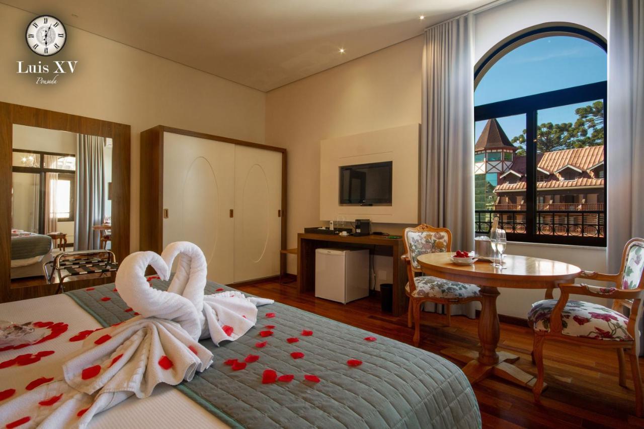 Pousada Luis XV Campos do Jordao Bagian luar foto A room at the hotel