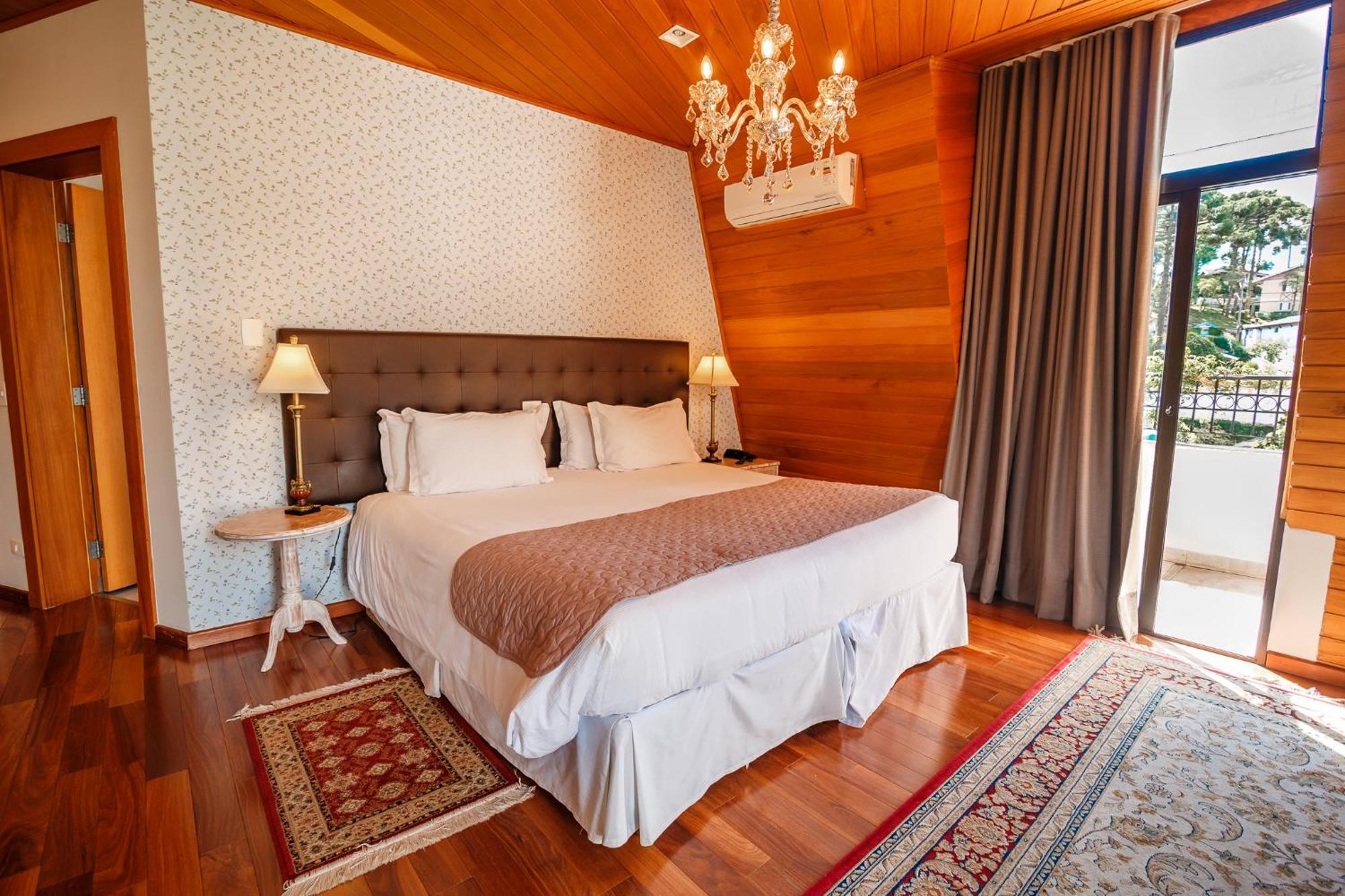 Pousada Luis XV Campos do Jordao Bagian luar foto A bedroom at the hotel