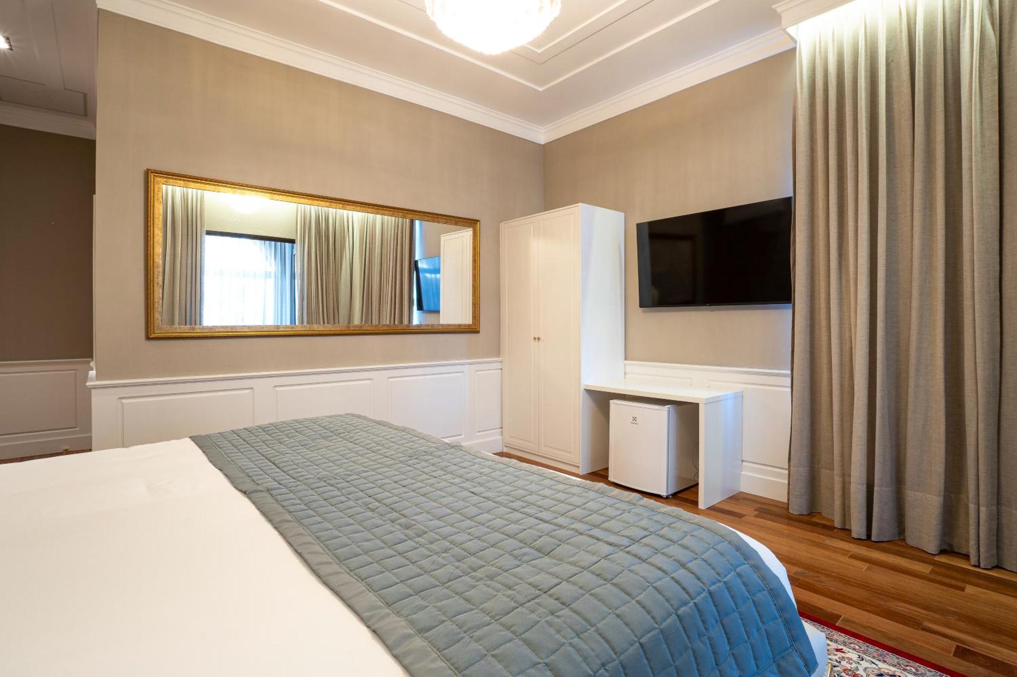Pousada Luis XV Campos do Jordao Bagian luar foto A bedroom at the hotel