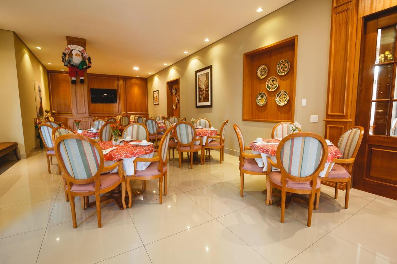 Pousada Luis XV Campos do Jordao Bagian luar foto The restaurant at the hotel