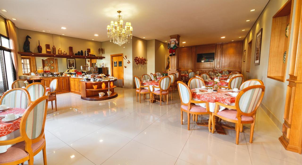 Pousada Luis XV Campos do Jordao Bagian luar foto The restaurant at the hotel