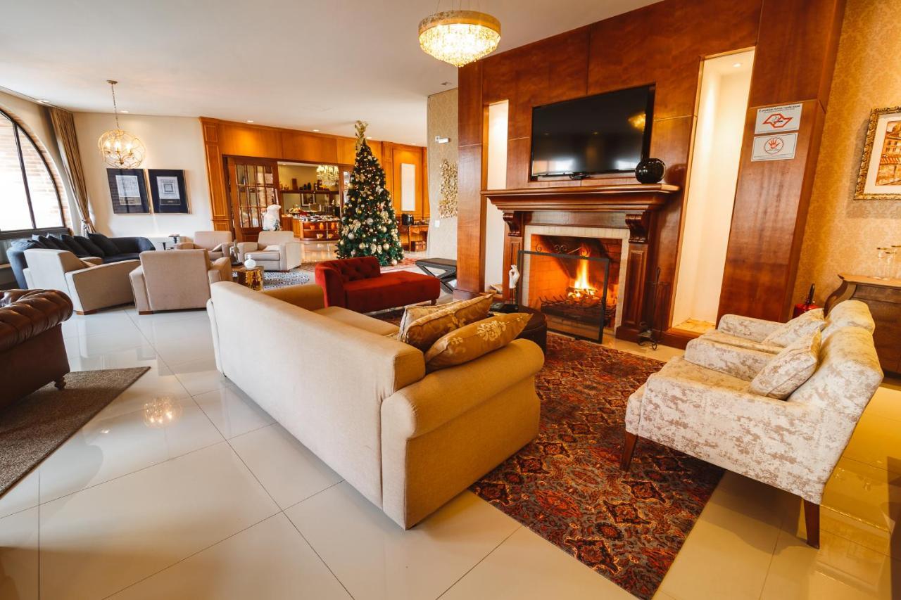 Pousada Luis XV Campos do Jordao Bagian luar foto The living room of the residence