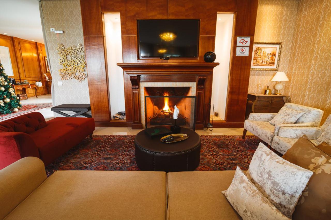 Pousada Luis XV Campos do Jordao Bagian luar foto A living room with a fireplace