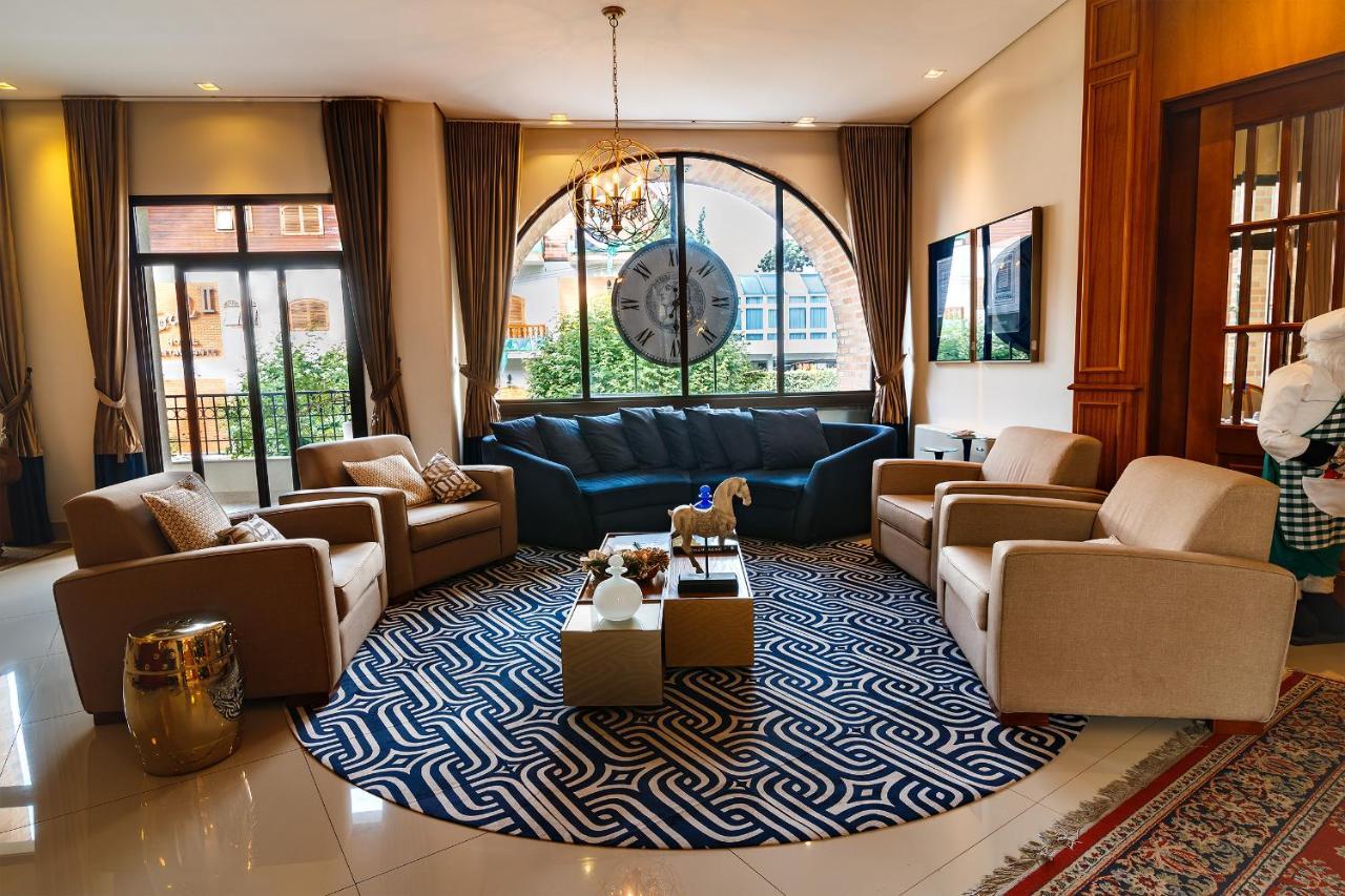 Pousada Luis XV Campos do Jordao Bagian luar foto The lobby of the hotel