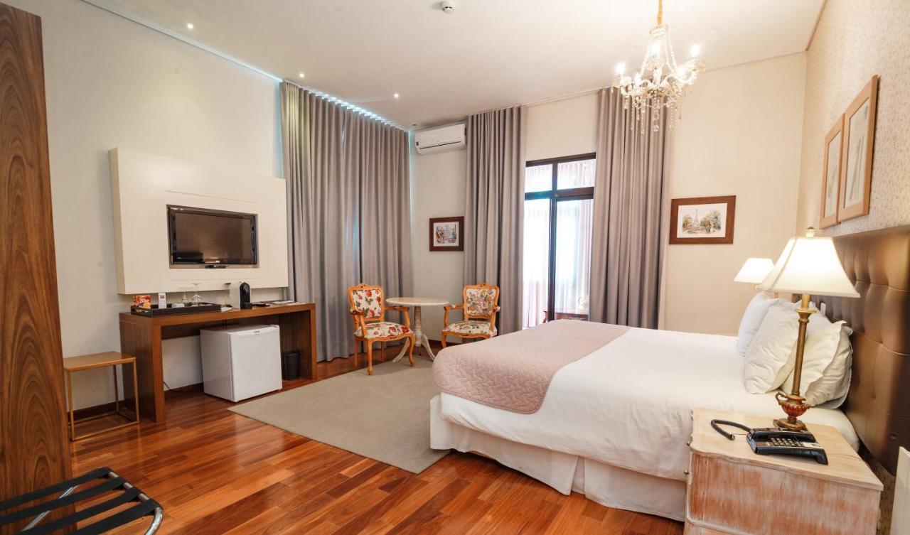 Pousada Luis XV Campos do Jordao Bagian luar foto A room at the hotel