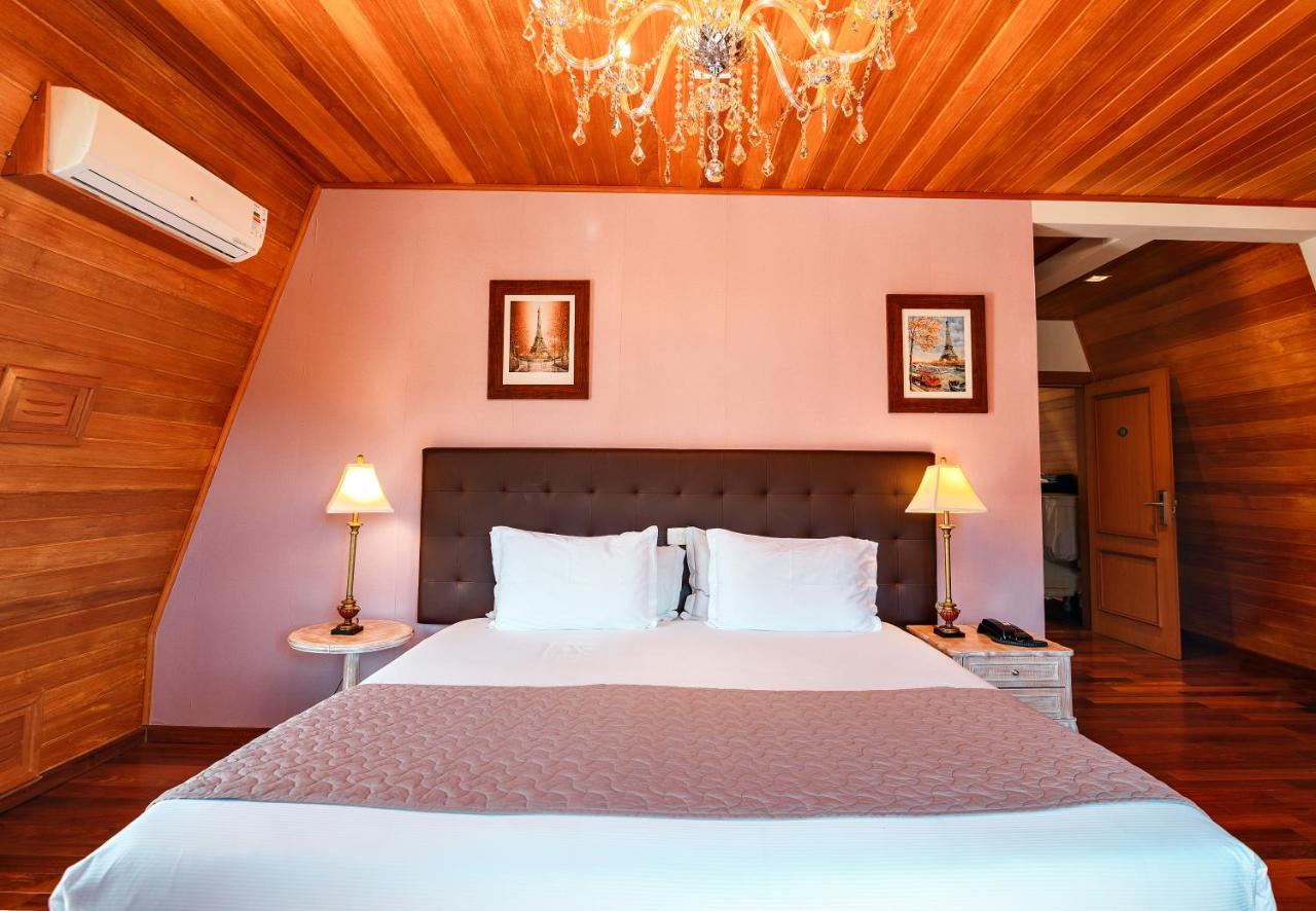 Pousada Luis XV Campos do Jordao Bagian luar foto A bedroom at the hotel
