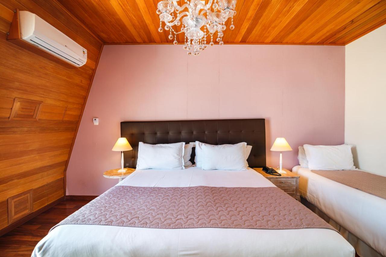 Pousada Luis XV Campos do Jordao Bagian luar foto A room at the hotel