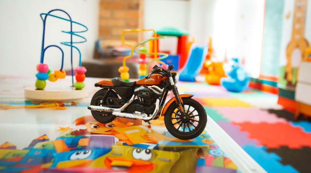 Pousada Luis XV Campos do Jordao Bagian luar foto A toy motorcycle